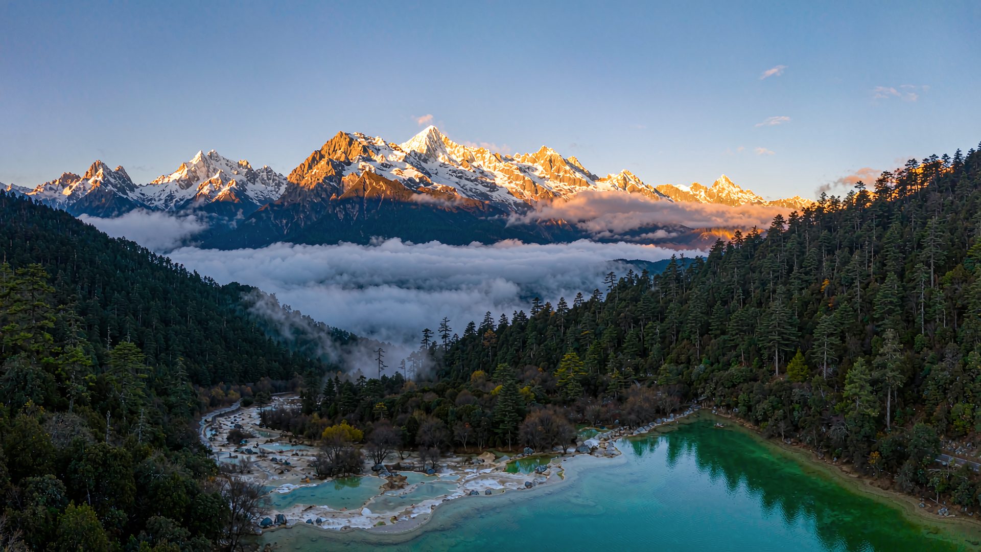 玉龙雪山日照金山 — 云南旅游风光